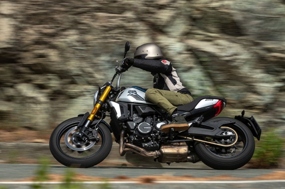 Benelli Leoncino 800 VS CFMOTO 700CL-X Heritage: prova a prendermi!