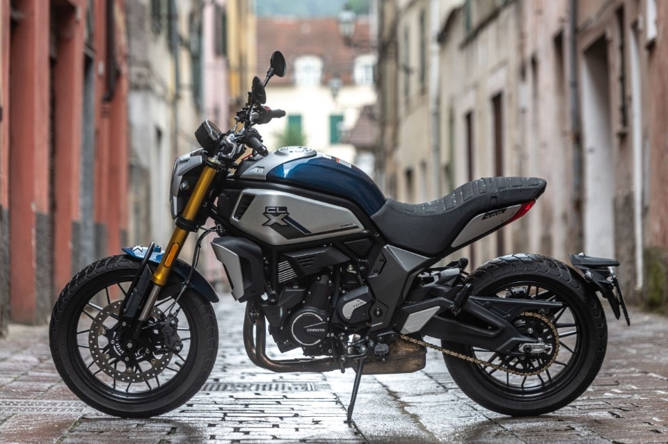Benelli Leoncino 800 VS CFMOTO 700CL-X Heritage: prova a prendermi!