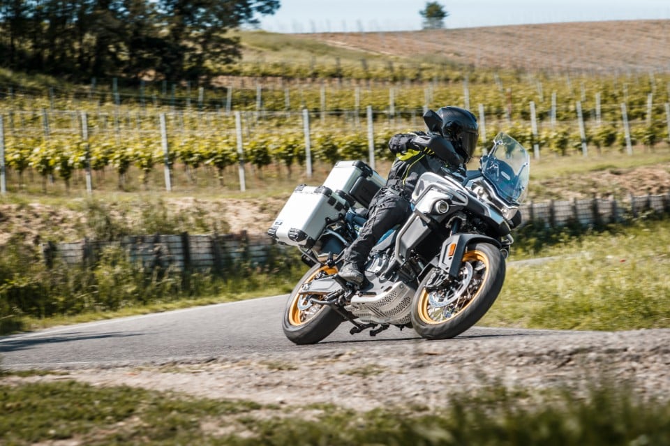 CFMOTO 800MT Touring: full equipment