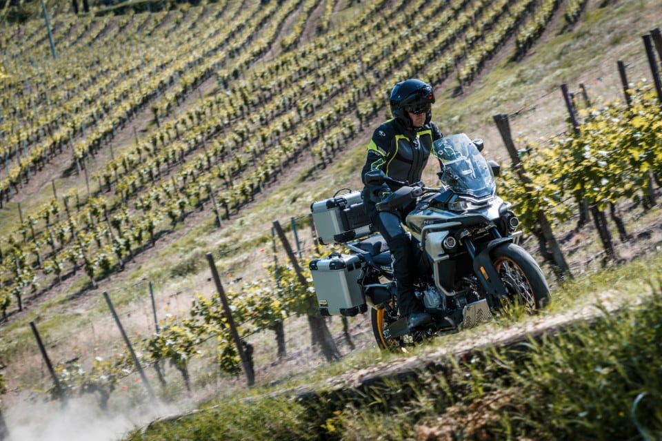 CFMOTO 800MT Touring: full equipment