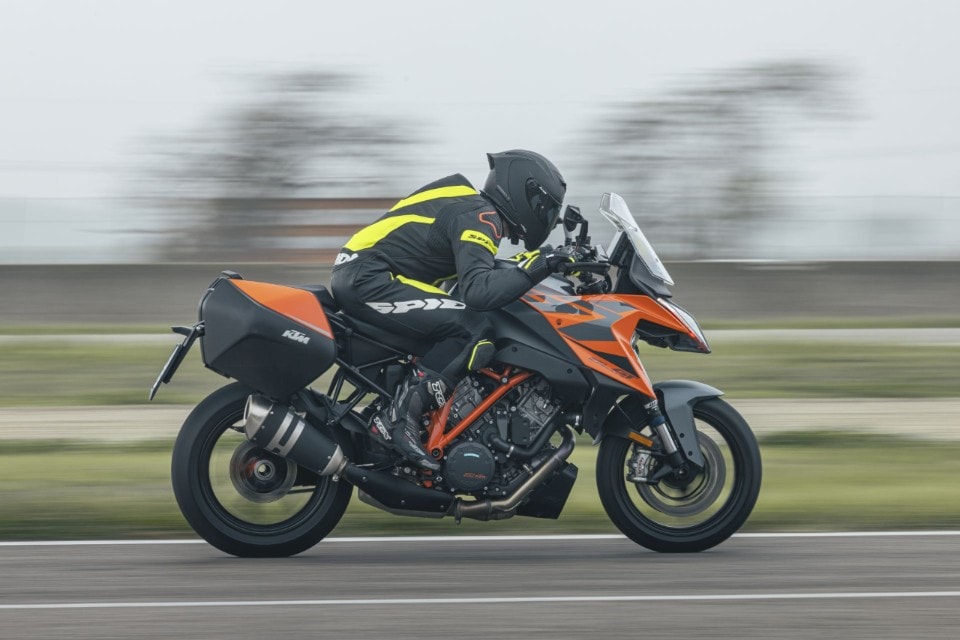 Tra i cordoli con le borse: BMW S 1000 XR contro KTM 1290 Super Duke GT