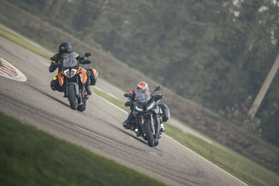 Tra i cordoli con le borse: BMW S 1000 XR contro KTM 1290 Super Duke GT