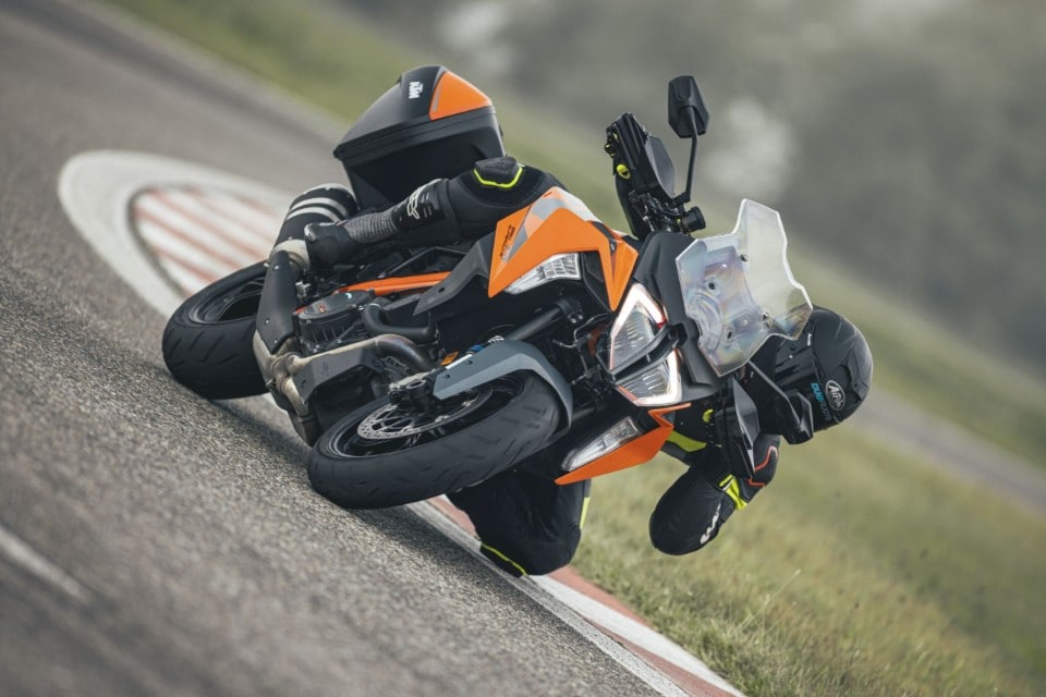Tra i cordoli con le borse: BMW S 1000 XR contro KTM 1290 Super Duke GT