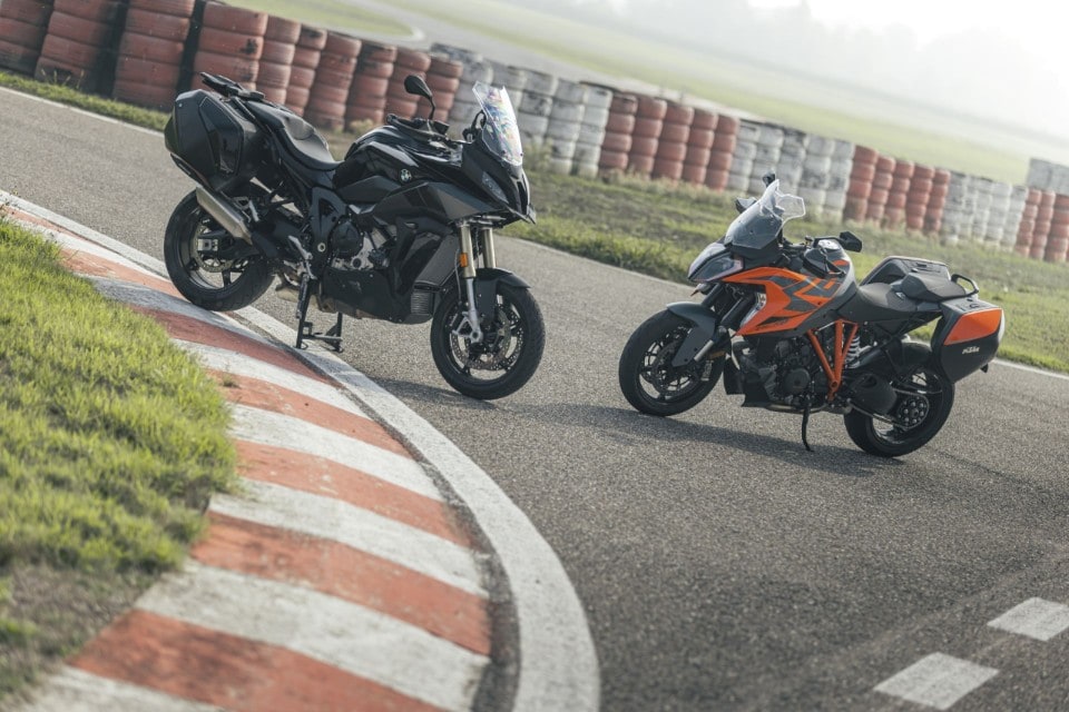 Tra i cordoli con le borse: BMW S 1000 XR contro KTM 1290 Super Duke GT
