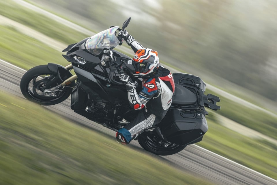 Tra i cordoli con le borse: BMW S 1000 XR contro KTM 1290 Super Duke GT