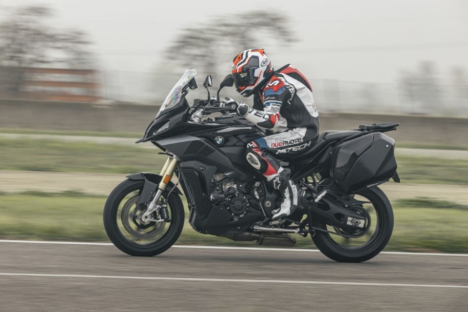 Tra i cordoli con le borse: BMW S 1000 XR contro KTM 1290 Super Duke GT