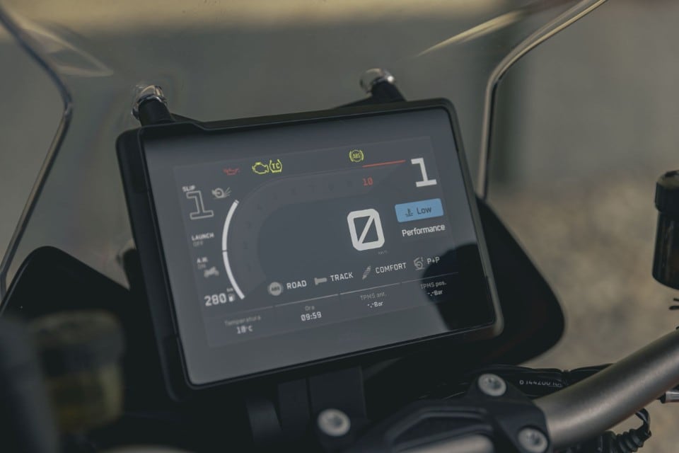 Tra i cordoli con le borse: BMW S 1000 XR contro KTM 1290 Super Duke GT