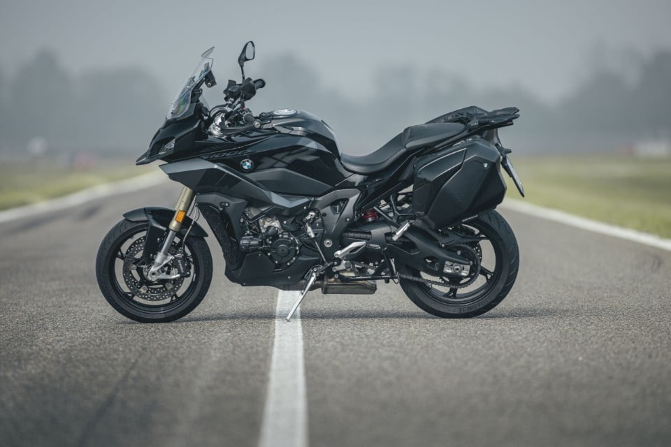 Tra i cordoli con le borse: BMW S 1000 XR contro KTM 1290 Super Duke GT