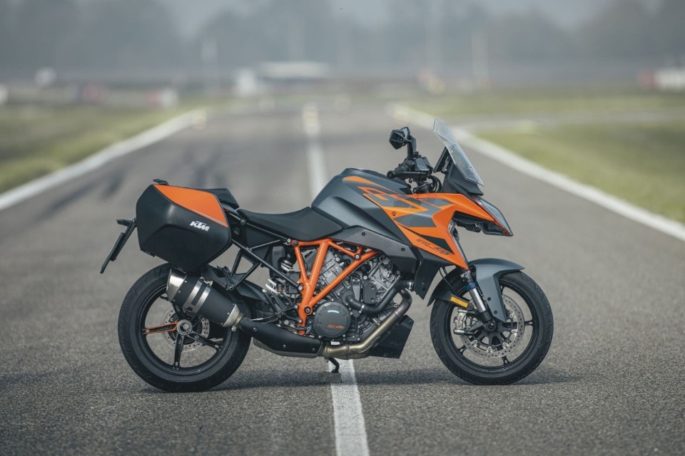 Tra i cordoli con le borse: BMW S 1000 XR contro KTM 1290 Super Duke GT