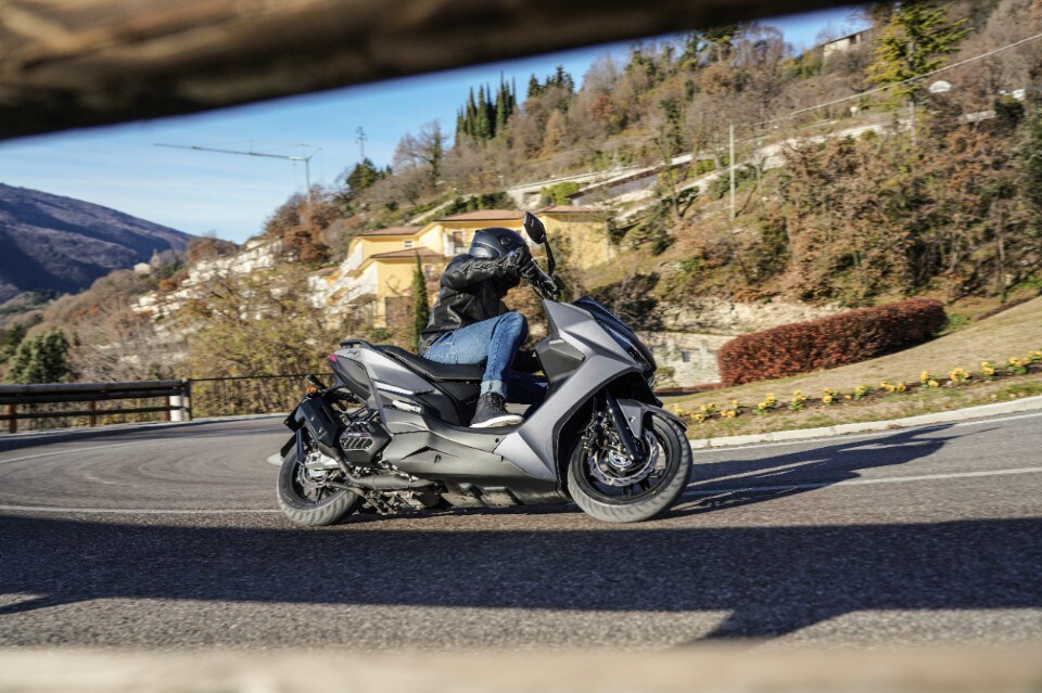 Kymco KRV 200: Lo scooter sportivo che apre le porte a una nuova era tecnologica