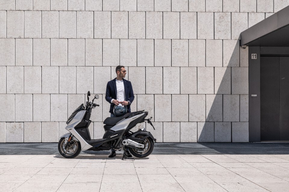 Kymco KRV 200: Lo scooter sportivo che apre le porte a una nuova era tecnologica