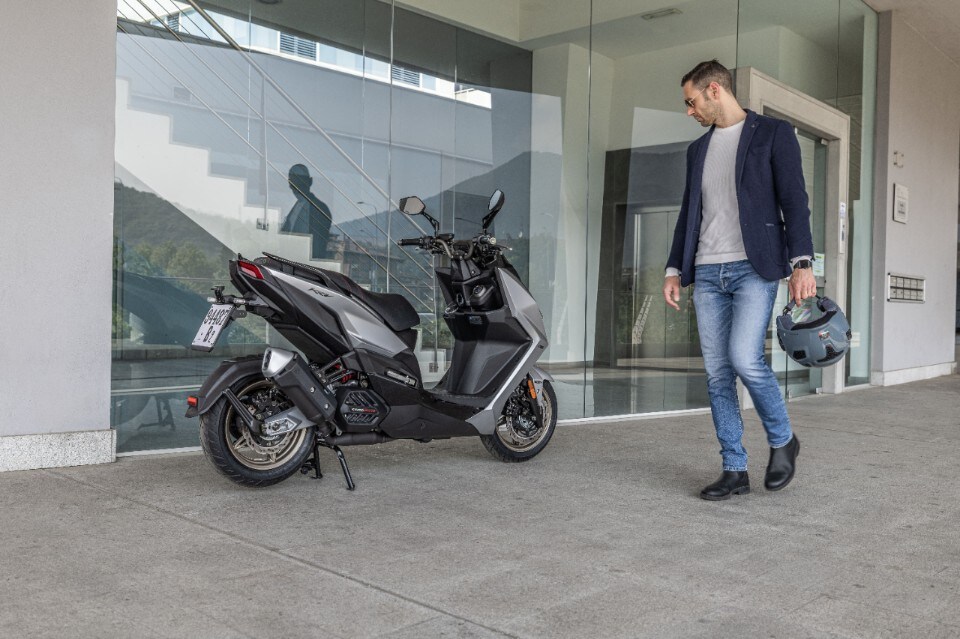 Kymco KRV 200: Lo scooter sportivo che apre le porte a una nuova era tecnologica