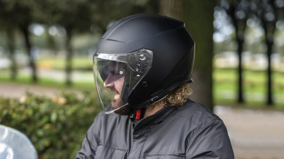 136 RNA: il jet che reinterpreta la città e la strada aperta