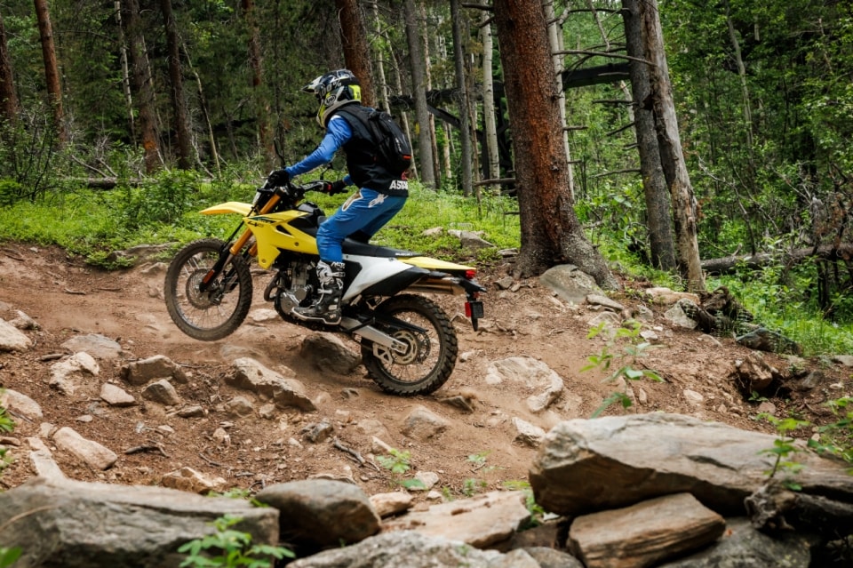 DR-Z4S e DR-Z4SM: le nuove gemelle Suzuki, diverse per natura