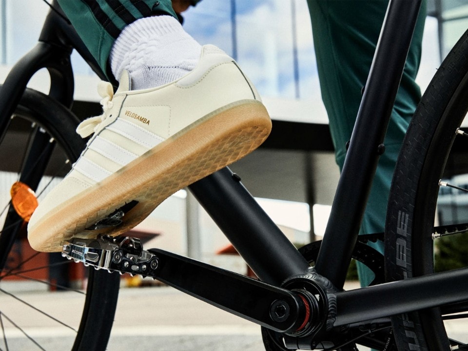 Adidas Velosamba, la sneaker per pedali a sgancio rapido
