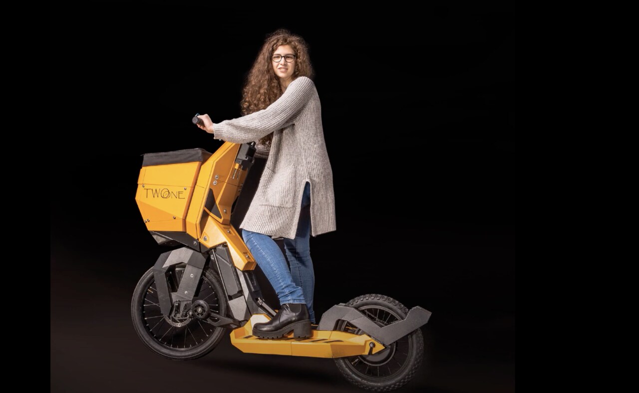 TWOinONE, il monopattino elettrico pieghevole che diventa un trolley 