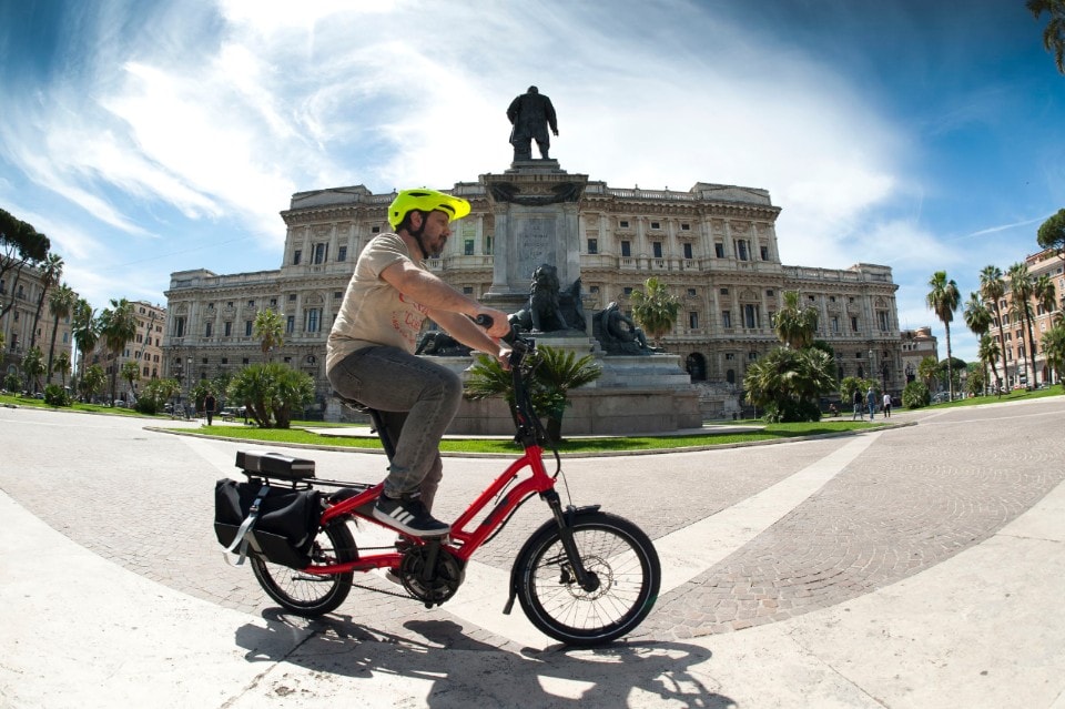 Tern HSD S8i, la e-cargo bike che si parcheggia in VERTICALE!
