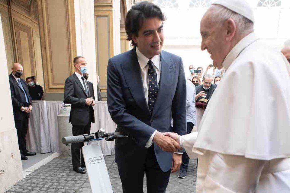 Anche il Papa ha un monopattino elettrico