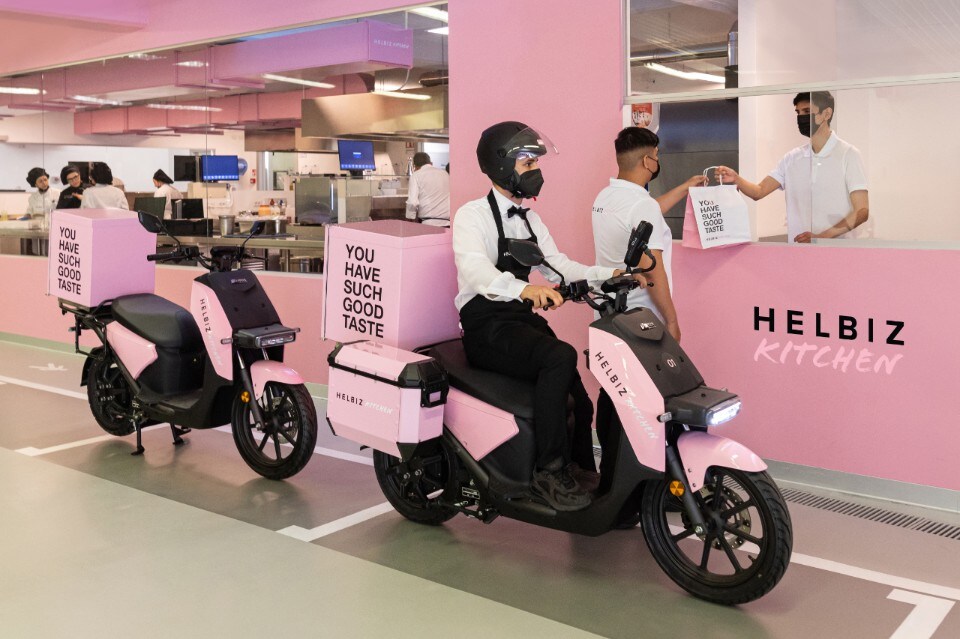 VMoto Soco Group e Helbiz insieme per il food delivery