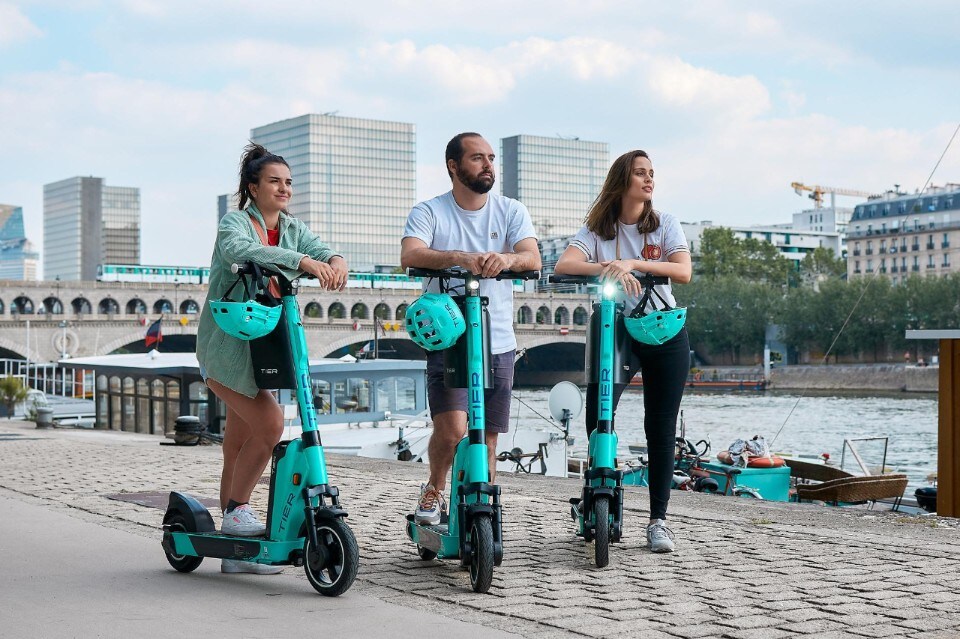 Sharing: i monopattini con casco integrato e frecce di serie di Tier