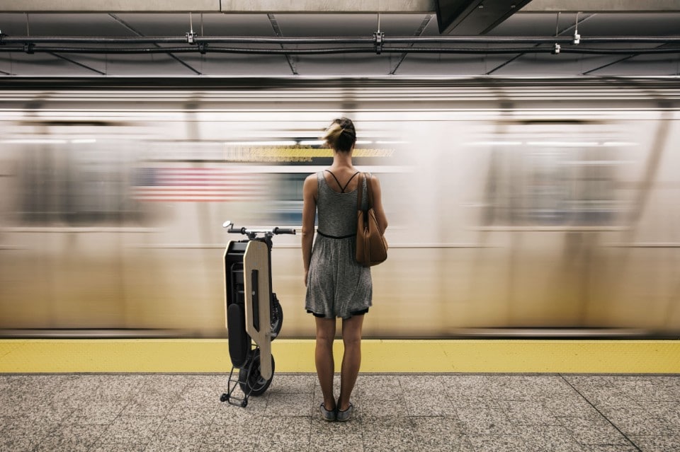 Lo scooter elettrico? Pieghevole e di bambù