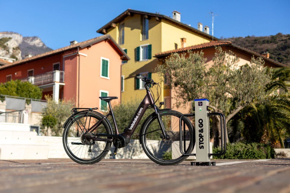 E-bike: servono infrastrutture di ricarica (a patto che siano sostenibili)