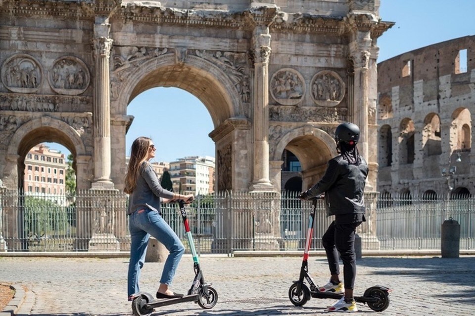 Roma, stretta dell'amministrazione comunale sui monopattini: sì alla targa