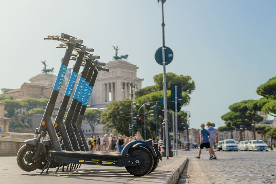 Helbiz fa lo sconto a chi parcheggia bene il monopattino