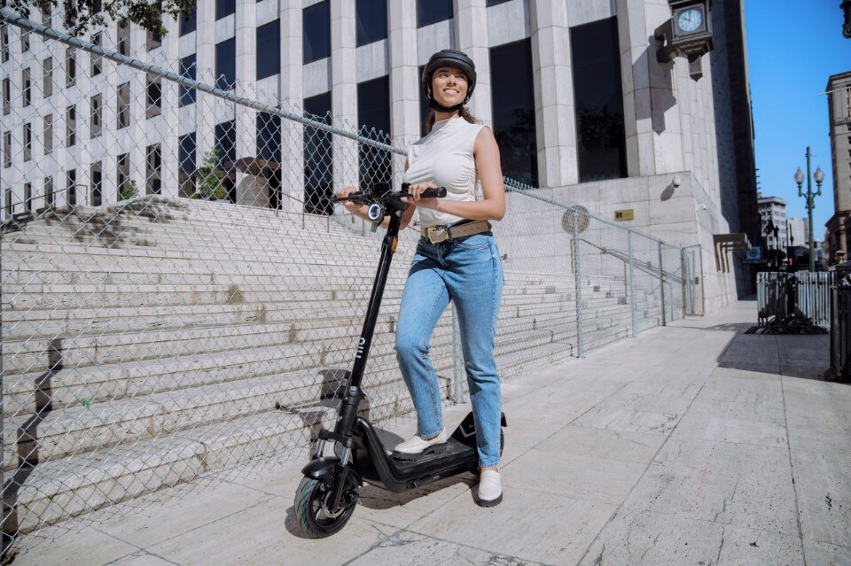 NIU KQi 300, monopattino all-terrain con sospensioni idrauliche