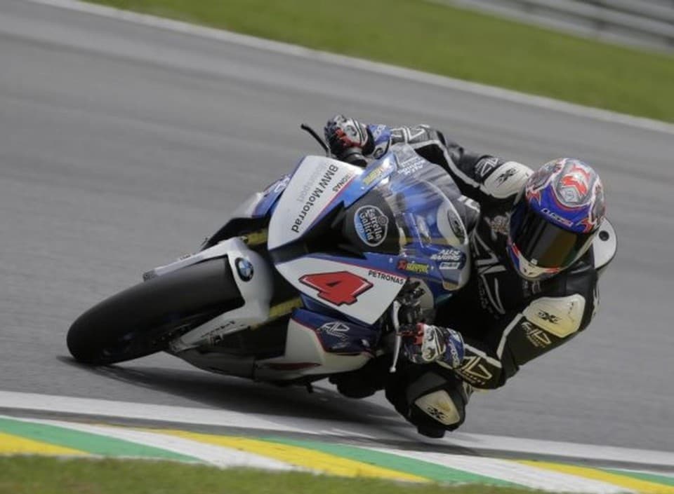 Alex Barros con BMW torna alla vittoria a 47 anni