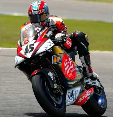 Test Aprilia: bene Edwards e Elias