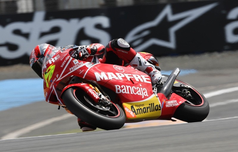 Assen Q1: Stoner strapazza tutti
