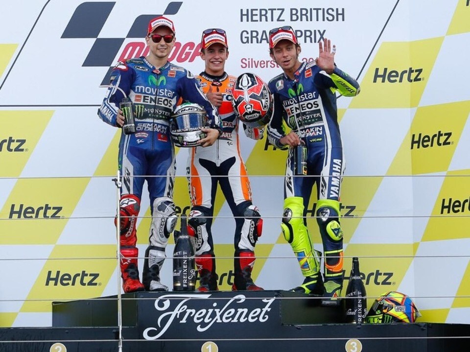 MotoGP, Silverstone: Marquez trionfa, ma Lorenzo lotta
