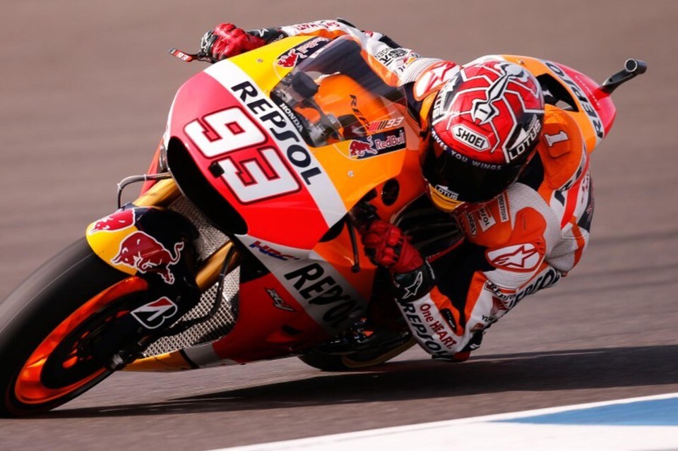 MotoGP, Argentina: pole di Marquez, ma che spettacolo la Suzuki!