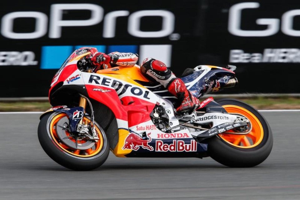 MotoGP, Germania: Marquez pole mostruosa. Yamaha in difesa