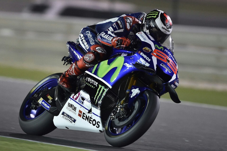 MotoGP, Losail: Lorenzo detta legge. Dovi frega Marc e Vale