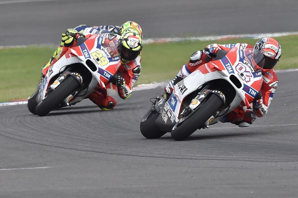 MotoGP, Dovizioso e Iannone: ne resterà soltanto uno?