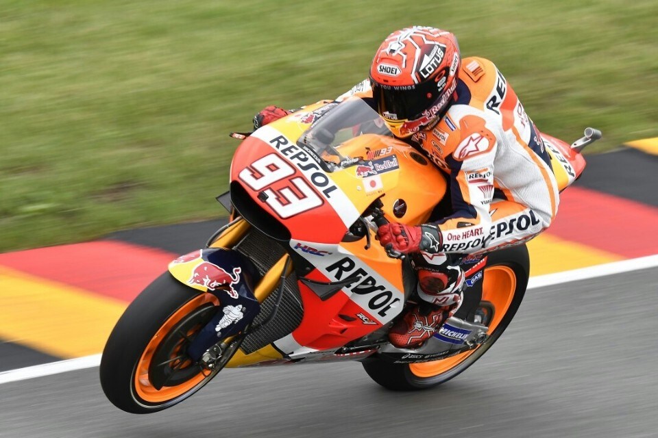 MotoGP Sachsenring: Marquez in pole, Barbera e Rossi prima fila