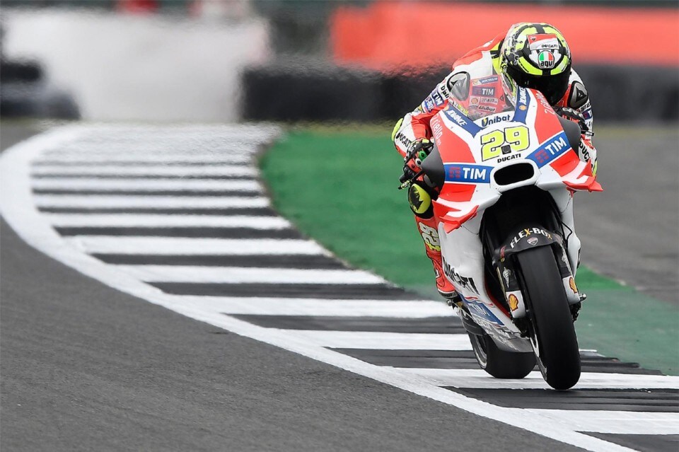 MotoGP Silverstone: Iannone mette tutti in riga