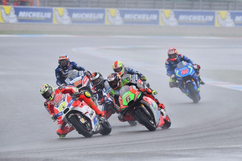 MotoGP, nuove regole in caso di pioggia