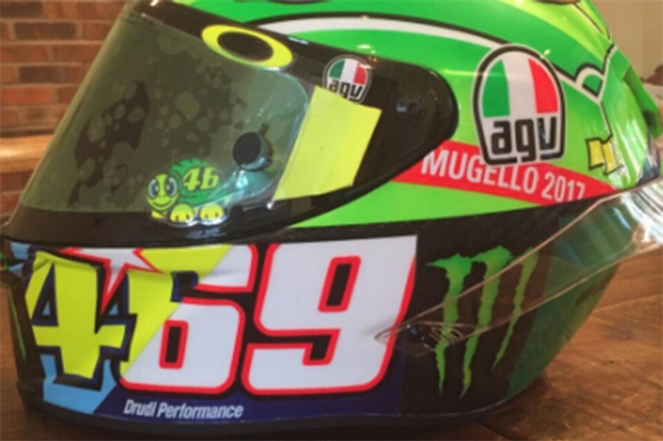 Valentino Rossi regala alla famiglia di Hayden il suo casco