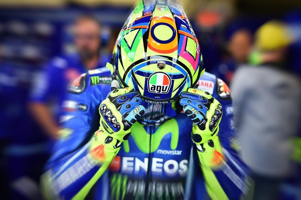Valentino Rossi, si frattura tibia e perone: operato, starà fermo 30-40 giorni