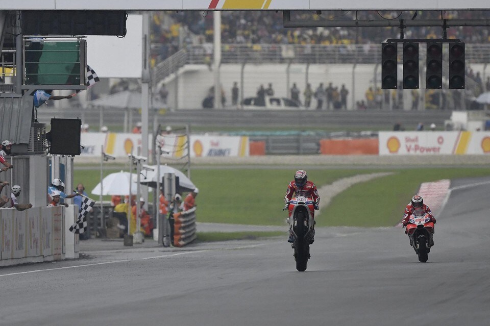 MotoGP Sepang: Dovizioso vince e non molla