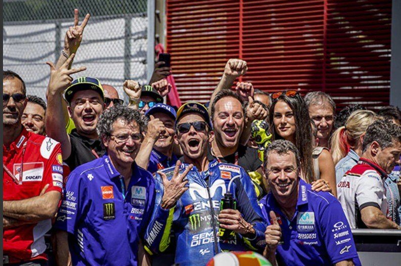 Il mondo della moto rende omaggio a Valentino