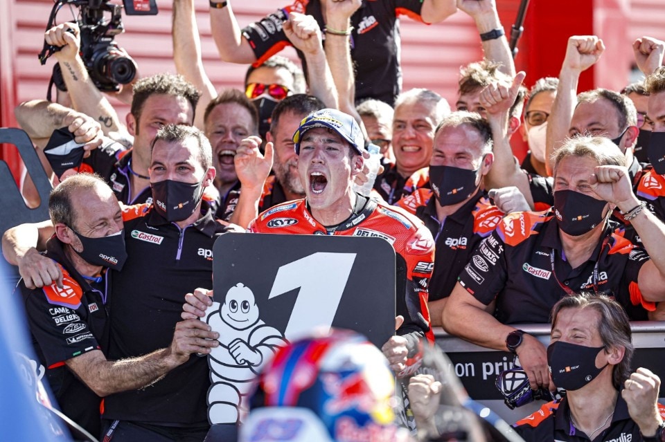 L'Aprilia che vince e l'Italia che stenta