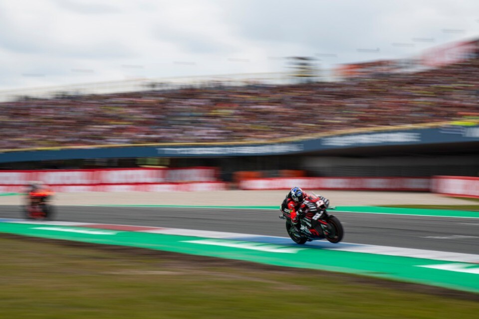 Misano si colora di... Aprilia 