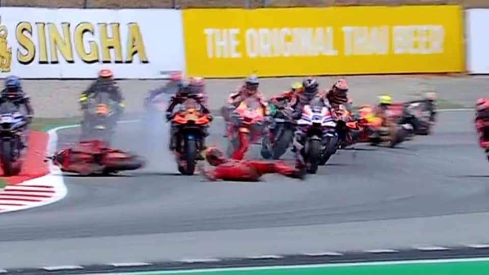 In Catalogna è doppietta Aprilia. Paura per Bagnaia, travolto da Binder 