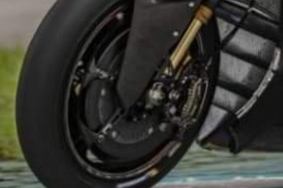 La particolare conformazione del freno anteriore di Yamaha