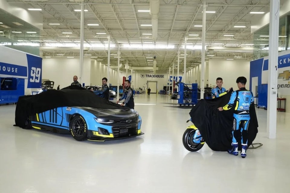 MotoGP: Trackhouse presenta i nuovi colori 2025