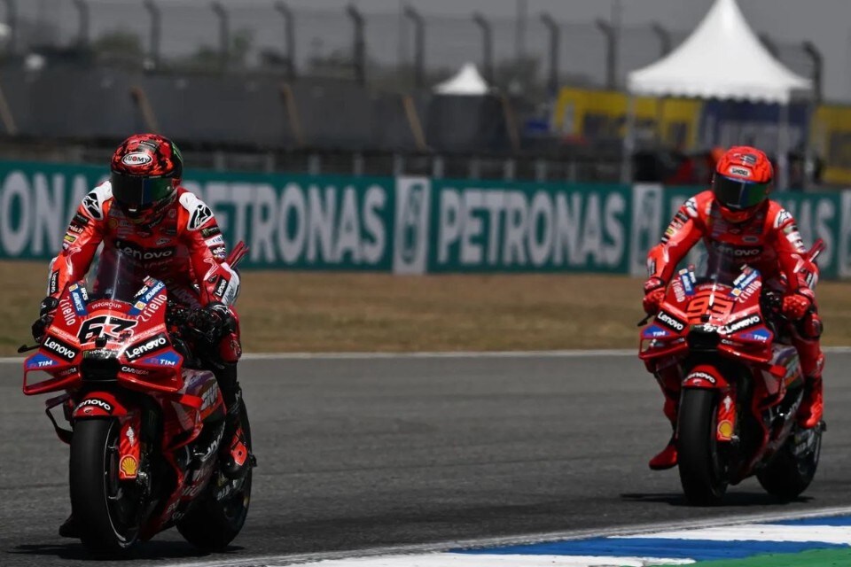 MotoGP Thailandia: i fratelli Marquez in testa nelle FP2, Bagnaia in Q1